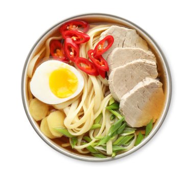 Tabaktaki leziz ramen beyaza izole edilmiş, üst manzara. Erişte çorbası.
