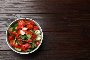 Lezzetli taze vejetaryen salatası, koyu ahşap masa, üst manzara. Metin için boşluk