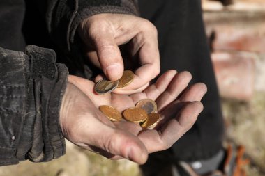 Dışarıda bozuk para tutan zavallı evsiz adam, yakın plan.