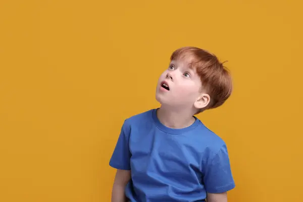 Πορτρέτο Του Έκπληκτος Μικρό Αγόρι Πορτοκαλί Φόντο Χώρος Για Κείμενο — Φωτογραφία Αρχείου