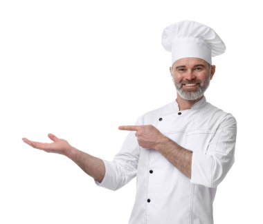 Üniformalı mutlu aşçı beyaz arkaplanı işaret ediyor.