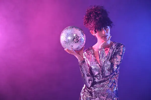 Krásná Mladá Žena Disco Koule Pózovat Barevném Pozadí Neonových Světel — Stock fotografie