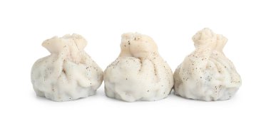 Üç lezzetli khinkali (hamur tatlısı) ve beyaz üzerine izole edilmiş baharatlar. Gürcistan mutfağı