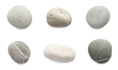 Deniz çakılları. Beyazlar üzerinde izole edilmiş farklı taşlar.