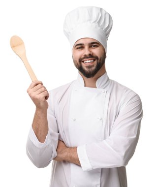 Üniformalı genç aşçı beyaz arka planda tahta kaşık tutuyor.
