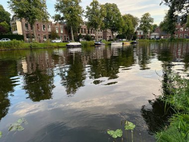 Güzel bir kanal manzarası var. Açık havada demirli tekneler var.