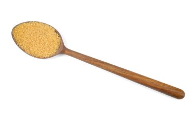 Kahverengi şekerli ahşap kaşık beyaz üzerine izole, üst manzara