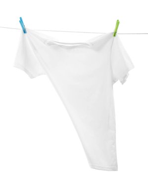 Çamaşır ipinde kurumuş bir tişört beyaza izole edilmiş.