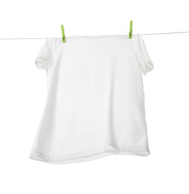 Çamaşır ipinde kurumuş bir tişört beyaz, düşük açılı görüşte izole edilmiş.