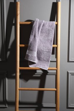 İçerideki ahşap merdivende yumuşak havlu.