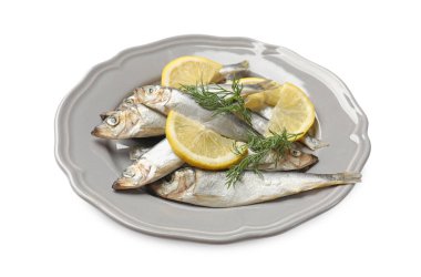 Taze çiğ balıklar, dereotu ve limon renginde izole edilmiş beyaz.