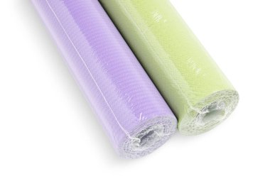 Beyaz üzerine izole edilmiş iki renkli duvar kağıdı rulosu.