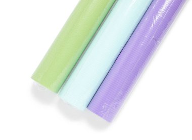 Renkli duvar kağıdı ruloları beyaz, üst görünümde izole