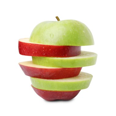 Beyaz üzerine izole edilmiş olgun elma dilimleri.