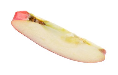 Olgun kırmızı elma parçası beyaza izole edilmiş.