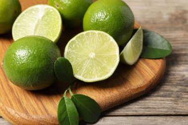 Tahta masada taze limonlar, yakın plan.