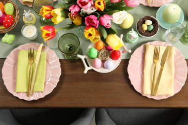 Güzel çiçekli ve boyalı yumurtalı Paskalya sofrası.