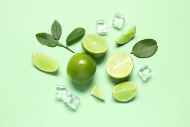 Açık yeşil zemin üzerinde taze limon yaprakları ve buz küpleri, düz yatıyordu.