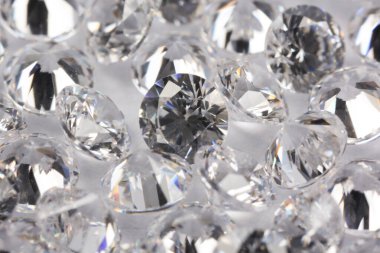 Işıklı arka planda pek çok güzel pırlanta, yakın plan