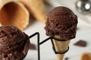 Çikolatalı dondurma külahları tezgahta duruyor, yakın plan.