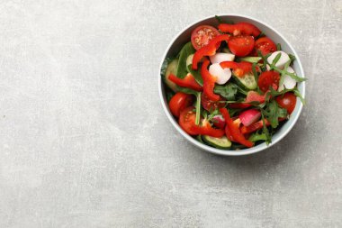 Açık gri masada nefis taze vejetaryen salatası, üst manzara. Metin için boşluk