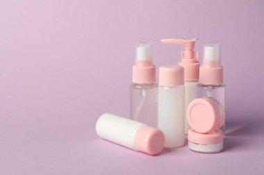 Mor arka planda kozmetik seyahat. Metin için boşluk