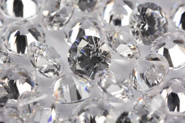 Muitos Diamantes Brilhantes Bonitos Fundo Claro Close — Fotografia de Stock