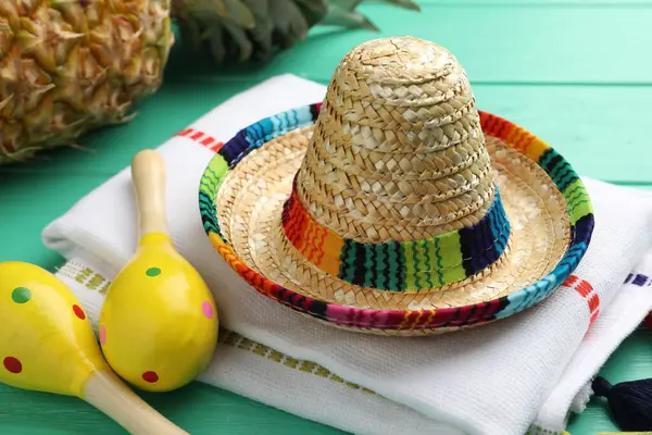Chapéu Sombrero Mexicano Maracas Poncho Sobre Mesa Madeira Turquesa — Fotografia de Stock