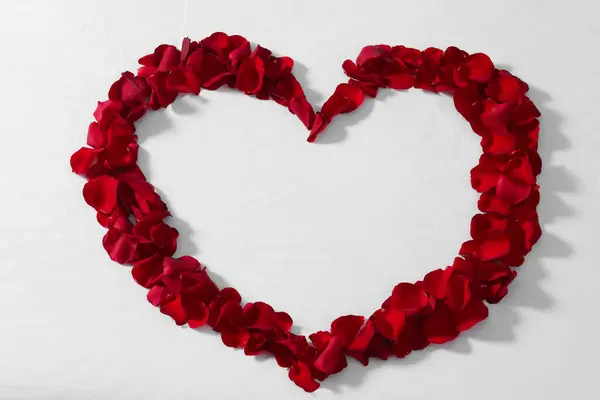 Honeymoon Heart Made Rose Petals Bed Top View — Stock Photo, Image