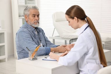 Artrit belirtileri. Hastanede bileği ağrıyan bir doktora danışıyorum.