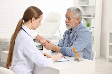 Artrit belirtileri. Hastanede bileği ağrıyan bir doktora danışıyorum.