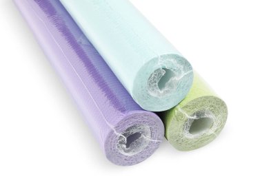 Beyaz üzerine izole edilmiş üç renkli duvar kağıdı rulosu