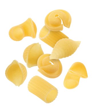 Beyaz arka planda uçuşan farklı makarna türleri