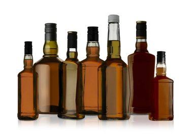 Birçok viski şişesi beyaz sette izole edilmiş.