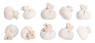 Pişmemiş khinkaliler (hamur tatlısı) beyaz, set üzerinde izole