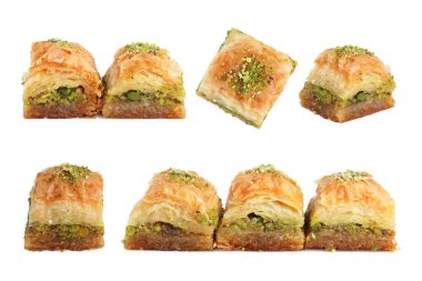 Doğu tatlıları. Lezzetli taze baklava parçaları. Beyazlara ayrılmış doğranmış fındıklar.