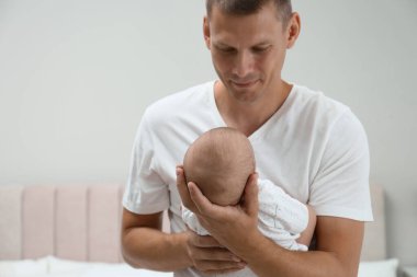 Mutlu baba kucağında tatlı bebeğiyle