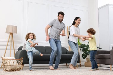 Mutlu aile dansları ve oturma odasında eğlenmeler, düşük açı.