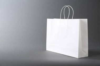 Gri arka planda beyaz bir kese kağıdı, mesaj için boşluk. Tasarım için model