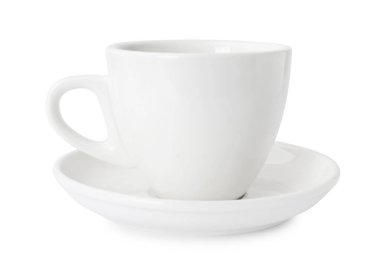 Seramik fincan ve çay tabağı beyaza izole edilmiş.