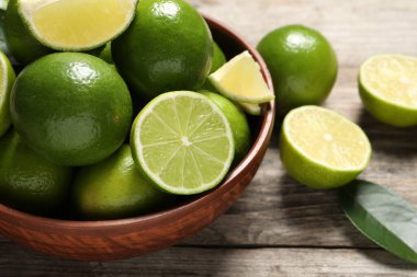 Tahta masada, tabakta olgun limonlar, yakın plan.