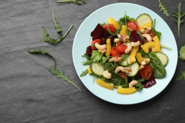 Siyah masada nefis taze vejetaryen salatası, üst manzara. Metin için boşluk