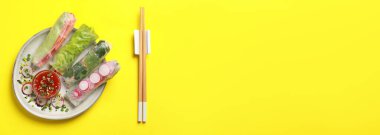 Sarı arka planda sebzeli, soslu ve çubuklu nefis börekler, üst manzara. Metin için alanı olan pankart tasarımı