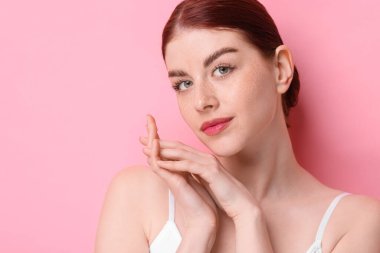 Pembe arka planda güzel bir kadının portresi. Metin için boşluk