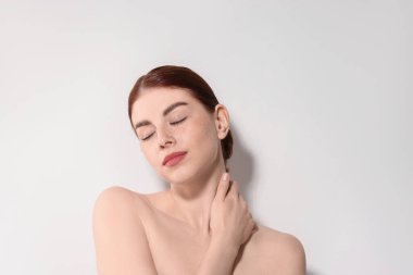Açık arkaplanda güzel bir kadının portresi