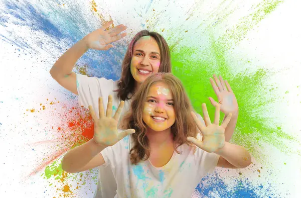 Holi节庆祝活动 快乐的女人和女孩 涂满了五颜六色的粉末状染料 — 图库照片