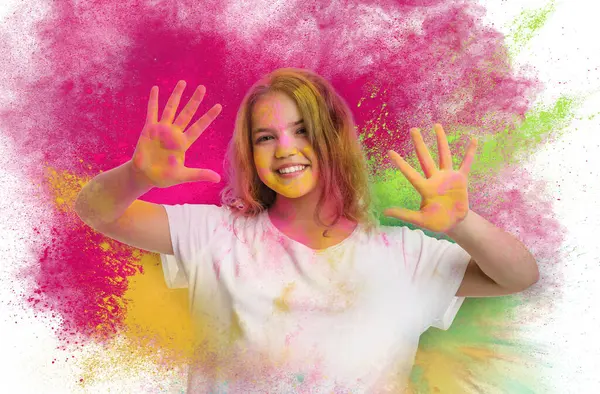 Święto Holi Happy Teen Dziewczyna Pokryte Kolorowe Farby Proszkowe Białym — Zdjęcie stockowe