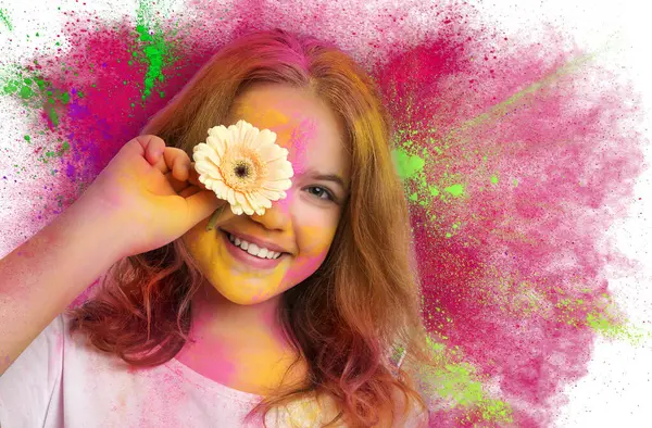 Holi节庆祝活动 快乐的少女 身上涂满了五颜六色的粉末状染料 背景洁白 手握鲜花 — 图库照片
