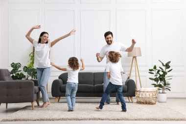 Mutlu aile dansları ve oturma odasında eğlenmeler.