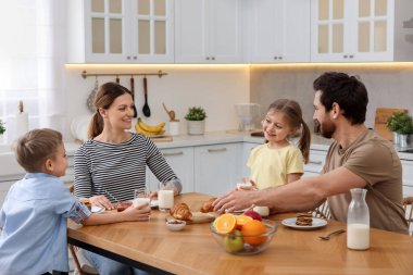 mutlu aile mutfak masasında kahvaltı